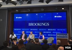 法国战略分析家尼古拉·米埃勒(右二)2018年6月12日在华盛顿布鲁金斯学会参加研讨会(美国之音叶林拍摄)