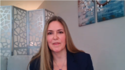 民主党联邦众议员瓦克斯顿参加线上记者会与共和党人华尔兹众议员宣布推出法案,制裁国际奥委会。(记者会视频截图)