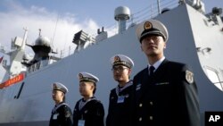 Tư liệu - Hải quân Trung Quốc đứng trước tàu Đại Khánh ở San Diego. Trung Quốc đã bổ nhiệm cựu chỉ huy Hạm đội Nam hải Thẩm Kim Long làm tân tư lệnh hải quân nước này.