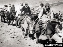 热珠阿旺(右一)护送达赖喇嘛(中间黑衣者)出走印度 (李江琳提供)