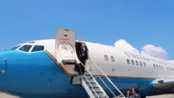 美国卫生部长阿扎尔8月12日搭乘美国军机离台前,挥手向送机人员致意。(台湾外交部提供)