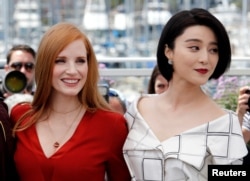 第70届戛纳国际电影节评委范冰冰和另一位评委,美国演员杰西卡‧查斯坦在戛纳影城(2017年5月16日)