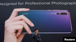 华为公司2018年3月27日在法国介绍新款手机(路透社)