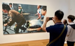 香港M+博物馆11月12日正式开放让公众参观,希克展厅开幕展览展出隐谕六四事件,中国艺术家王兴伟的画作《新北京》 (美国之音/汤惠芸)