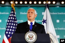 美国副总统迈克·彭斯2018年10月4日在华盛顿的哈德逊研究所讲话。