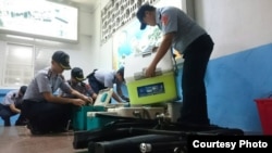 警方检查嫌疑人像证据,2016年5月24日。( 照片由台湾金门巡防局提供)