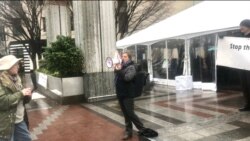 “中国民主与人权联盟”组织全球联动、呼吁抵制中共渗透集会的西雅图现场。图为一名美国朋友加入抗议,呼喊“西雅图醒过来!”(图片由中国民主与人权联盟提供,2021年1月24日)