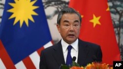 中国外长王毅与马来西亚外长赛夫丁·阿卜杜拉在北京钓鱼台国宾馆会晤后举行的记者会上讲话。(2019年9月12日)