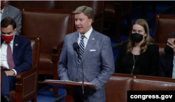 资料照:2021年9月21日,当时担任众议院军事委员会共和党首席议员罗杰斯(Mike Rogers, R-AL)在辩论中发言(国会现场视频截图)。