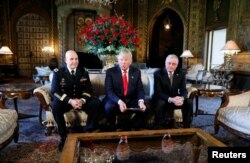 川普总统在他位于佛罗里达州的度假庄园马阿拉歌宣布现役陆军中将H.R.麦克马斯特(H.R. McMaster,左)出任新的总统国家安全顾问,退役陆军将军基斯·凯洛格为国安会办公厅主任(2017年2月20日)