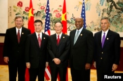 2009年10月29日,(左起)美国农业部长维尔萨克,商务部长骆家辉,中国副总理王岐山,美国贸易代表科克,美国驻华大使洪博培在杭州合影