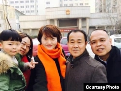 王峭岭(左起)、李文足、程海律师、余文生律师2月27日再赴天津被拒会见(网络图片)