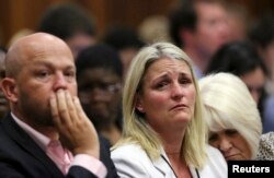 遇害者斯蒂坎普的家人听到判决后