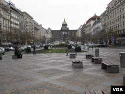 布拉格市中心的瓦茨拉夫广场和林荫大道是“布拉格之春”和“天鹅绒革命”的主要发生地点。远处国家博物馆外墙上悬挂着已故前总统,和前持不同政见者哈维尔巨幅肖像。(美国之音白桦)