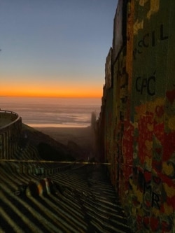 “香港锤佬”2021年1月10日在“人蛇”帮助下,穿越美墨边境进入美国。这是他当时拍摄的边境照片。(本人提供)