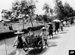 历史照片:人们走在广州附近的佛山乡间道上。(1961年11月20日)