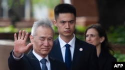 中国副总理刘鹤抵达美国贸易代表办公室,准备与美国贸易代表莱特希泽和美国财政部长姆努钦举行会谈。(2019年5月9日)