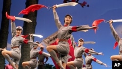 资料照片:中国歌剧舞剧院在南宁表演1964年首次推出的芭蕾舞剧《红色娘子军》。在这部宣传剧中,以女子为主的共产党游击队打死了“恶霸地主”南霸天。(2006年11月9日)