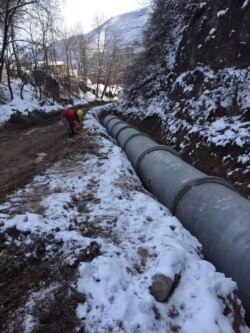 位于甘肃省天水市武山县的“武山甘肃华夏春秋(天水.铁笼山)文化旅游影视基地”施工项目,工人开凿人工湖并埋设管线。(照片提供:何林)