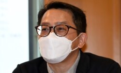 香港中文大学社会科学院客席讲师叶国豪表示,调查显示21%的受访者有计划移民, 即使非民主派支持者中亦有14%有计划移民,他认为”是一个不好的讯号”,值得重视 (美国之音/汤惠芸)