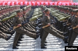在朝鲜纪念金日成生日的庆典阅兵中,军人在行进(2012年4月15日)