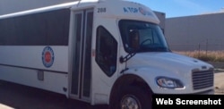 在优胜美地附近撞树的同一类型巴士(A Top Line 旅游公司网络截图)
