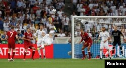 ရီးယဲလ်အတွက် ဒုတိယဂိုးကို လှလှပပ ကန်သွင်းယူနေသည့် Gareth Bale ။ ၂၆ မေ ၂၀၁၈။