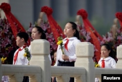 北京少先队员在人民英雄纪念碑下参加烈士纪念日纪念仪式(2016年9月30日)