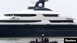 逃亡马来西亚富商刘特佐的豪华游艇被没收后带到巴生港。(2018年8月7日)