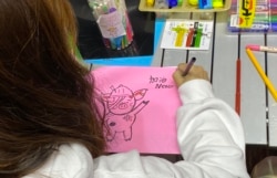 有香港市民11月30日晚在旺角街站画心意卡给12港人,寄语他们加油、永不放弃。 (美国之音特约记者汤惠芸摄)