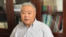 中国华东师范大学教授沈志华接受美国之音采访谈中朝关系。(美国之音叶兵拍摄)