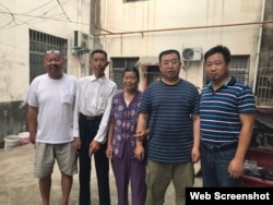 谢阳律师(右一)探望江天勇(右二)(网络截图)