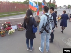 反对派领袖涅姆佐夫今年年初遇害。在涅姆佐夫遇害地点的中国游客。