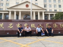 2021年4月15日,辩护人包龙军、谢阳、任全牛、覃臣寿(左至右)到茂名市中院提出排除非法证据、要求侦查人员出庭作证等请求。(包龙军推特图片)