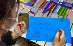 有香港市民11月30日晚在旺角街站写圣诞卡给12港人。 (美国之音特约记者汤惠芸摄)