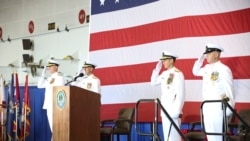 美国海军中将安德鲁·路易斯(Andrew Lewis)(右二)出席第二舰队成立仪式(美国海军2018年8月24日)