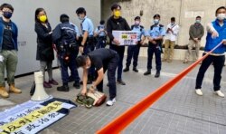 社民连4名成员反小圈子选举游行起步前,大批警员到场戒备,拉起封锁线,又要求纪录游行成员的身份证资料 (美国之音/汤惠芸)
