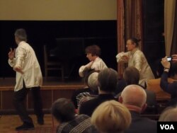 俄罗斯人现在把中国看成是最友好国家,但这种看法能持续多久?在莫斯科的一次介绍中国古代诗歌文化的活动中,俄罗斯人表演太极拳。