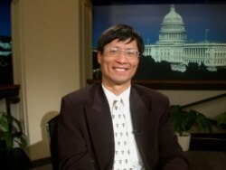 资料照:澳大利亚社会科学院院士、迪肯大学首席教授何包钢接受美国之音采访。