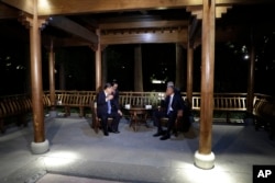 在美中两国元首举行会晤的西湖国宾馆,奥巴马和习近平在举行了3个半小时的会谈后在夜色下的花园中喝茶。(2016年9月3日)