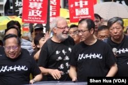 2019年5月26日香港纪念六四三十周年大游行中有一位外国人自动加入游行领导人行列 (美国之音记者申华 拍摄)