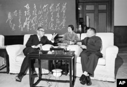 1974年11月27日,邓小平会见来访的美国国务卿基辛格。