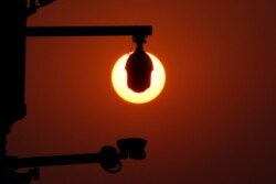 资料照：2019年10月1日北京天安门广场上监控摄像头