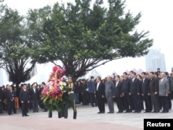 2012年12月10日,中共中央总书记、国家主席习近平在深圳莲花山公园向邓小平铜像敬献花篮。