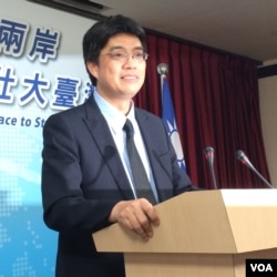 陆委会副主委兼发言人邱垂正在星期四记者会上回答问题。(2016年5月26日)