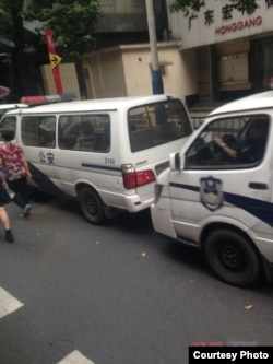 谢文飞、王默“煽颠案”庭审法庭外多辆警车戒备(博讯图片)