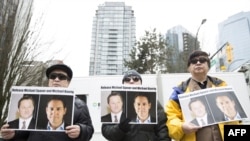 加拿大民众2019年3月6日在温哥华法院外呼吁中国释放被拘押的两名加拿大公民。(2019年3月6日)