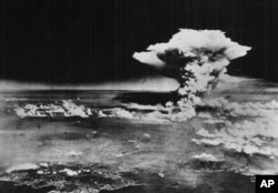 美国陆军照片: 1945年8月6日广岛核爆掀起的蘑菇云