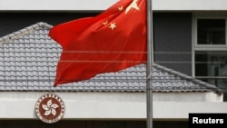 中国国旗在香港特区政府办公楼外飘扬。(2020年5月25日)