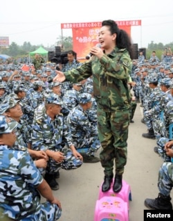 2008年6月21日,四川省德阳市汶川大地震发生后,中国歌唱家彭丽媛在一次慰问演出中演唱。